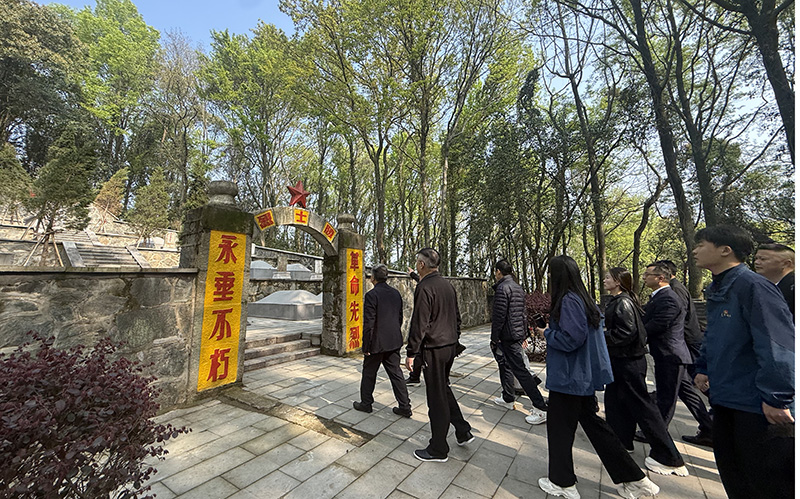缅怀先烈忆初心 砥砺奋进促发展 ——光华铝业集团开展清明节烈士陵园祭扫活动